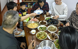 Thấy hành động vô thức của con dâu trên bàn ăn, tôi buộc phải quyết định nếu còn lần sau, sẽ gạch tên con trai ra khỏi bản di chúc