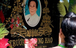 Nữ NSƯT từ Mỹ về thắp hương tại mộ Tổ nghề, thốt lên 1 câu