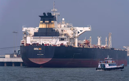 Vừa mang 1 triệu thùng dầu 'thảnh thơi' đi qua eo biển Hormuz, láng giềng Iran lập tức gọi khách hàng 'gom đơn' để giải phóng 3 triệu thùng/ngày