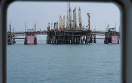 Tàu chở 1 triệu thùng dầu vừa di chuyển qua Hormuz, quốc gia láng giềng Iran đã giục khách khẩn trương chốt lịch vận chuyển thêm dầu