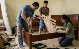 Đi làm về, tôi điếng người khi thấy các em chồng đang tháo tung giường của mẹ: Chưa từng thấy cảnh nào đau lòng hơn