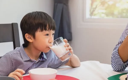 Trẻ uống sữa chủ yếu là chất béo nguy hiểm thế nào? Làm sao để chọn sữa chuẩn cho con?