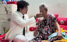Nam danh ca 67 tuổi tự tay đút cháo cho mẹ ruột 92 tuổi