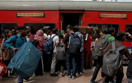 Cảnh tượng như thời Covid-19 bao trùm lên Ấn Độ, hàng trăm nghìn đổ về các nhà ga, rời thành phố