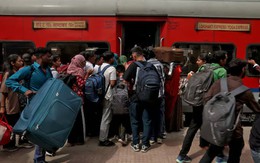 Cảnh tượng như thời Covid-19 bao trùm lên Ấn Độ, hàng trăm nghìn người đổ về các nhà ga, rời thành phố