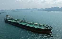 Tàu dầu chở 700.000 thùng ung dung vượt eo biển Hormuz, chính thức cập bến láng giềng Việt Nam