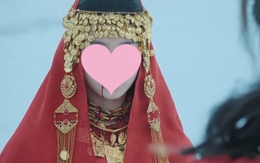 Cô dâu đang gây tranh cãi khắp MXH: Xinh đẹp như hoa như ngọc nhưng không ai dám nhìn thẳng vào mắt