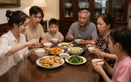 Ngồi vào mâm gắp miếng đùi gà đầu tiên, cô dâu mới bị mẹ chồng "cạch mặt": Lý do là đây!