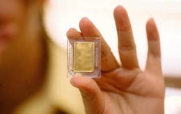 Phát hiện 10 triệu đồng, ngoại tệ cùng miếng vàng 9999 bị bỏ lại bên đường quốc lộ