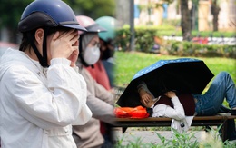 Giữa trưa 38 độ C ở Hà Nội: Công viên biến thành “phòng ngủ trưa” bất đắc dĩ của người lao động