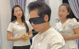 “Ông hoàng nhạc sến” bịt mắt đánh đàn cho 2 cô gái xinh đẹp hát