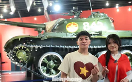 Giới trẻ xếp hàng check-in cùng ‘Bảo vật Quốc gia’ 843 và MiG-21