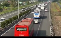 Dừng xe trên cao tốc đi vệ sinh, bị ô tô khách đâm chết tại chỗ