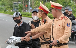 Hà Nội: Nhiều thanh niên rồ ga, quay xe chạy khi thấy CSGT nhưng không thoát