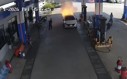 Video: Khoảnh khắc ô tô bốc cháy ngùn ngụt ở cây xăng khiến 2 người tử vong