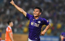 Vợ Xuân Mạnh bế hai con ăn mừng cuồng nhiệt khi chồng ghi bàn cho Hà Nội FC: Hậu phương mạnh cỡ này!