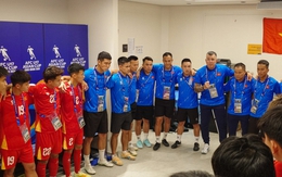 "Đột nhập" phòng thay đồ U17 Việt Nam sau trận thua ngược Hàn Quốc, HLV Cristiano Roland ôm động viên từng học trò