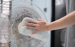 3 cách vệ sinh quạt điện không cần tháo lồng