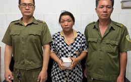Đang phát tờ rơi cho vay, bị Công an phường Chợ Lớn mời về làm việc