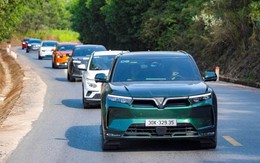 Bán xe 'mát tay' như tỷ phú Phạm Nhật Vượng: Mỗi ngày người Việt mua hơn 800 xe VinFast, Limo Green thành 'ngôi sao' mới