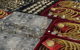 Giá vàng giảm mạnh, bạc neo cao