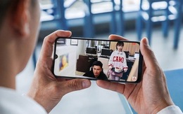 Tôi phát điên với chồng, cả ngày cầm điện thoại làm cái chuyện mà tôi không nghĩ một người đàn ông 54 tuổi sẽ làm