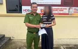 Cô gái trẻ lập tức rút toàn bộ tiền được chuyển khoản, mang đến trụ sở công an