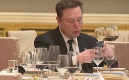 Tỷ phú Elon Musk dùng điện thoại gì?