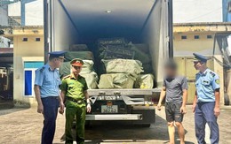 Phát hiện xe tải màu xám, công an Việt Nam lập tức theo dõi giám sát kiểm tra