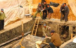 Vừa rút nước khỏi mộ cổ 2.000 năm, nhóm khảo cổ chết lặng trước bóng đen đang bò ra từ bóng tối