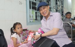 Tỷ phú Johnathan Hạnh Nguyễn xuất hiện tại BV Nhi đồng 2 với chiếc túi "Very Special" vào ngày đặc biệt