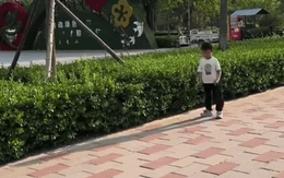 Con trai tiểu học 1 tháng "làm mất" cặp sách 9 lần, mẹ giả vờ tan làm sớm rồi lặng lẽ bám theo và cái kết dở khóc dở cười