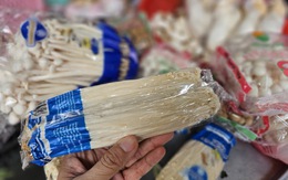Nấm trôi nổi bủa vây chợ dân sinh TP.HCM: Người mua đang ‘đánh cược’ sức khỏe