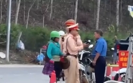 Người phụ nữ mang chiêng ra gõ, cản trở CSGT xử lý vi phạm nồng độ cồn