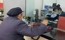 Phát hiện nhân viên ngân hàng cố tình trì hoãn phục vụ cụ ông chuyển khoản 200 triệu đồng: Công an Hà Nội vào cuộc điều tra