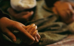 Mẹ chồng cũ gọi tôi về gặp mặt lần cuối, nhưng vừa bước vào nhà, tôi đã bắt gặp 2 khuôn mặt cùng nụ cười sượng trân