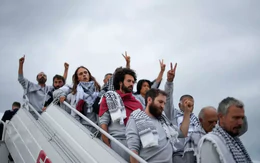 Israel trục xuất hơn 400 nhà hoạt động quốc tế sau bê bối quỳ gối, trói tay