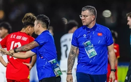 HLV Roland chờ gia hạn hợp đồng với Hà Nội FC