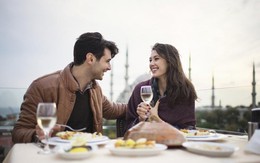 Hợi đường tài lộc hanh thông, Ngọ cần hâm nóng tình cảm bằng buổi hẹn hò ngày 23/5