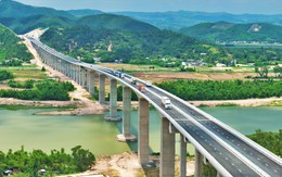 Ngắm cao tốc Bắc - Nam tuyệt đẹp uốn lượn giữa núi sông Tây Nguyên
