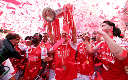 Khoảnh khắc triệu fan Arsenal vỡ oà: Chính thức nâng cúp, khép lại mùa giải vô địch bằng màn nhuộm đỏ sân khách cực cảm xúc