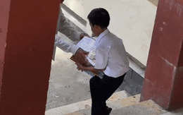 Video ngày bế giảng của học sinh tiểu học khiến nhiều người đồng cảm: "Đúng là sức nặng của tri thức"