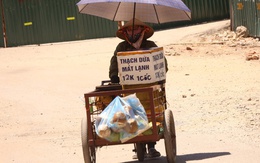 Người lao động chật vật mưu sinh giữa "chảo lửa" 40 độ C Hà Nội