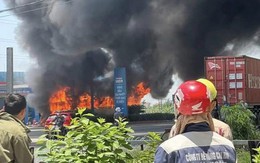 Hai xe ô tô 45 chỗ cháy ngùn ngụt trước cây xăng