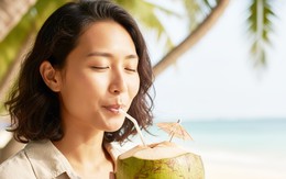 Uống nước dừa giải nhiệt ngày nóng: Sai lầm tai hại nhiều người mắc phải