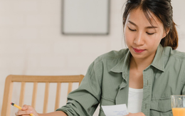 Chồng luôn đóng vai người giàu nhất nhóm khiến mỗi lần họp hội nhóm là tôi thấp thỏm lo lắng