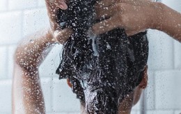 Nắng nóng đỉnh điểm, bác sĩ cảnh báo kiểu tắm nhiều người đang làm có thể gây đột tử