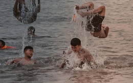 VDIEO: Hà Nội nắng như đổ lửa trên 40 độ C, người dân ùn ùn ra sông Hồng, Hồ Tây giải nhiệt