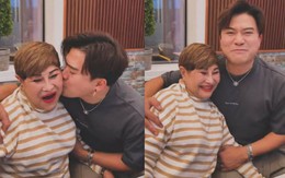 Nam ca sĩ kỷ niệm 20 năm quen biết vợ cũ "ông hoàng nhạc Việt", hôn má rồi nói "I love you"