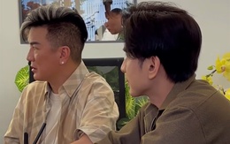 2 ca sĩ đình đám một thời giờ đi bán cafe gặp nhau, 1 người nói: "Xưa ít thấy ca sĩ, giờ như cá ngoài chợ"